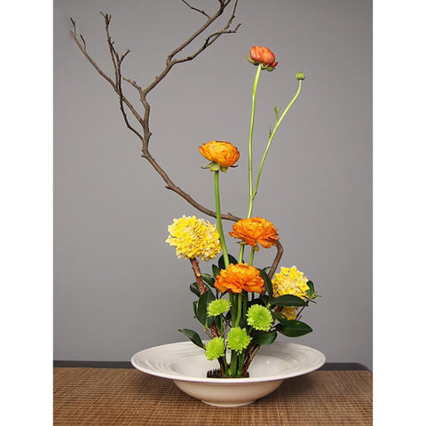 Artistic Curved Line Ikebana Plate, Japanese Zen-inspired Floral Arrangement, Zen-style Floral Art Display