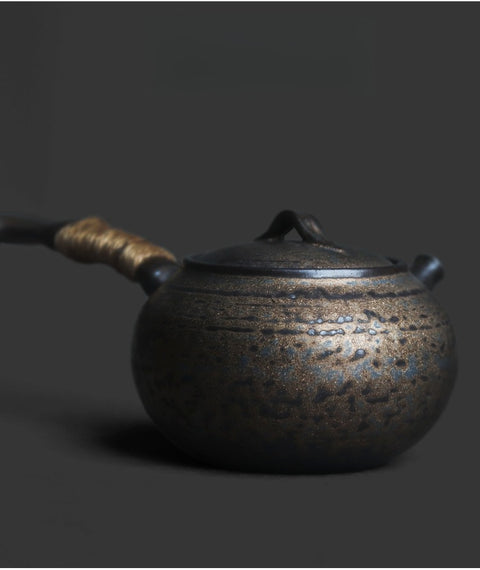 Side-Handle Ceramic Teapot – Minimal Gongfu Style