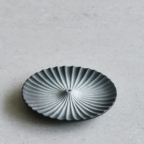 Fuji-Inspired Ceramic Incense Plate – Minimal Zen Incense Holder