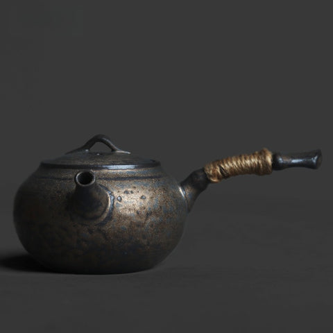 Side-Handle Ceramic Teapot – Minimal Gongfu Style
