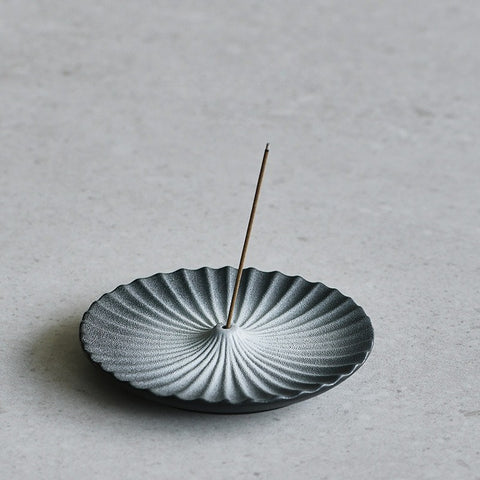 Fuji-Inspired Ceramic Incense Plate – Minimal Zen Incense Holder