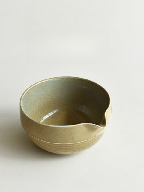 Japanese Spouted Matcha Bowl (Katauchi) – Handcrafted Ceramic Matcha Set