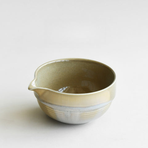 Japanese Spouted Matcha Bowl (Katauchi) – Handcrafted Ceramic Matcha Set