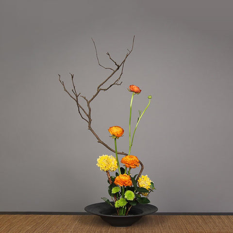 Artistic Curved Line Ikebana Plate, Japanese Zen-inspired Floral Arrangement, Zen-style Floral Art Display